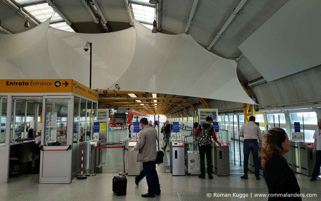 Schranke Bahnsteig Leonardo Express Flughafen Rom Fiumcino