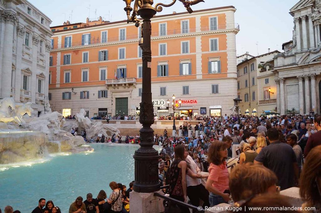 Trevi Brunnen in Rom Menschen Touristen