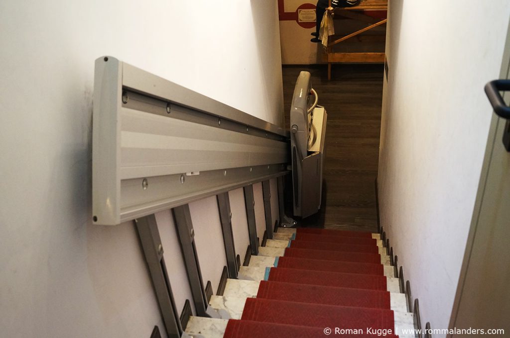 Ist das Wachsfigurenkabinett behindertengerecht? Ja, das Museo delle cere hat einige Vorrichtungen getrofen, um auch behinderte Personen und Personen im Rollstuhl empfangen zu können. Das Wachsmuseum nimmt zwei Etagen ein. Es wurde ein Rollstuhlaufzug installiert, sodass auch Personen mit Gehbehinderung die beiden Etagen besichtigen können. Und wie ihr auf dem Bild unten sieht, ist der Eingang auch für einen Rollstuhl breit genug.