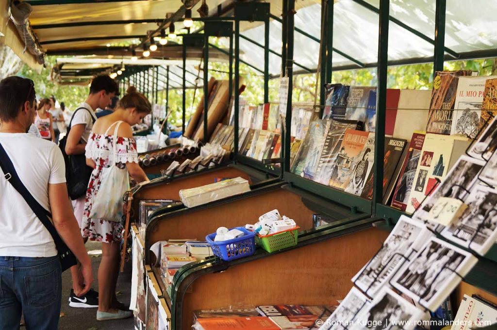 Flohmarkt Bücherverkäufer Rom am Ufer Tiber Engelsburg