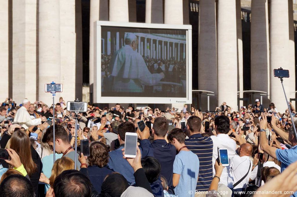 Papstaudienz Bildschirm