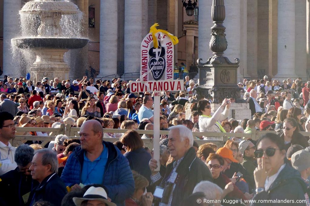 Papstaudienz Pilgergruppen Fahnen Wimpel