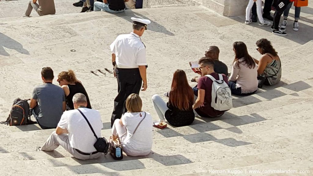 Sitzverbot Spanische Treppe Rom Ordnungshüter