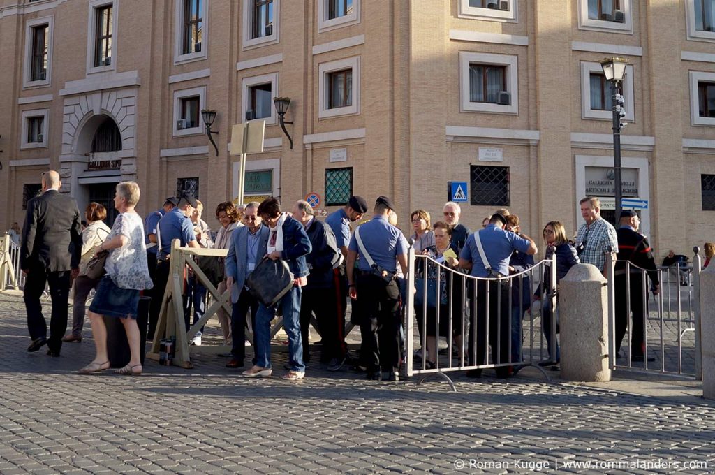 Sicherheitskontrollen Eingang Petersplatz